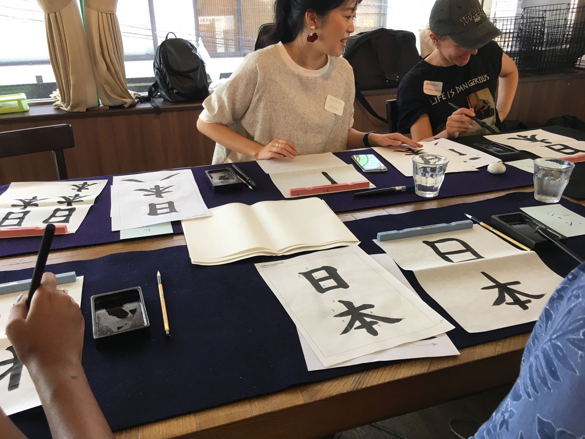 deelnemers aan een kalligrafieles